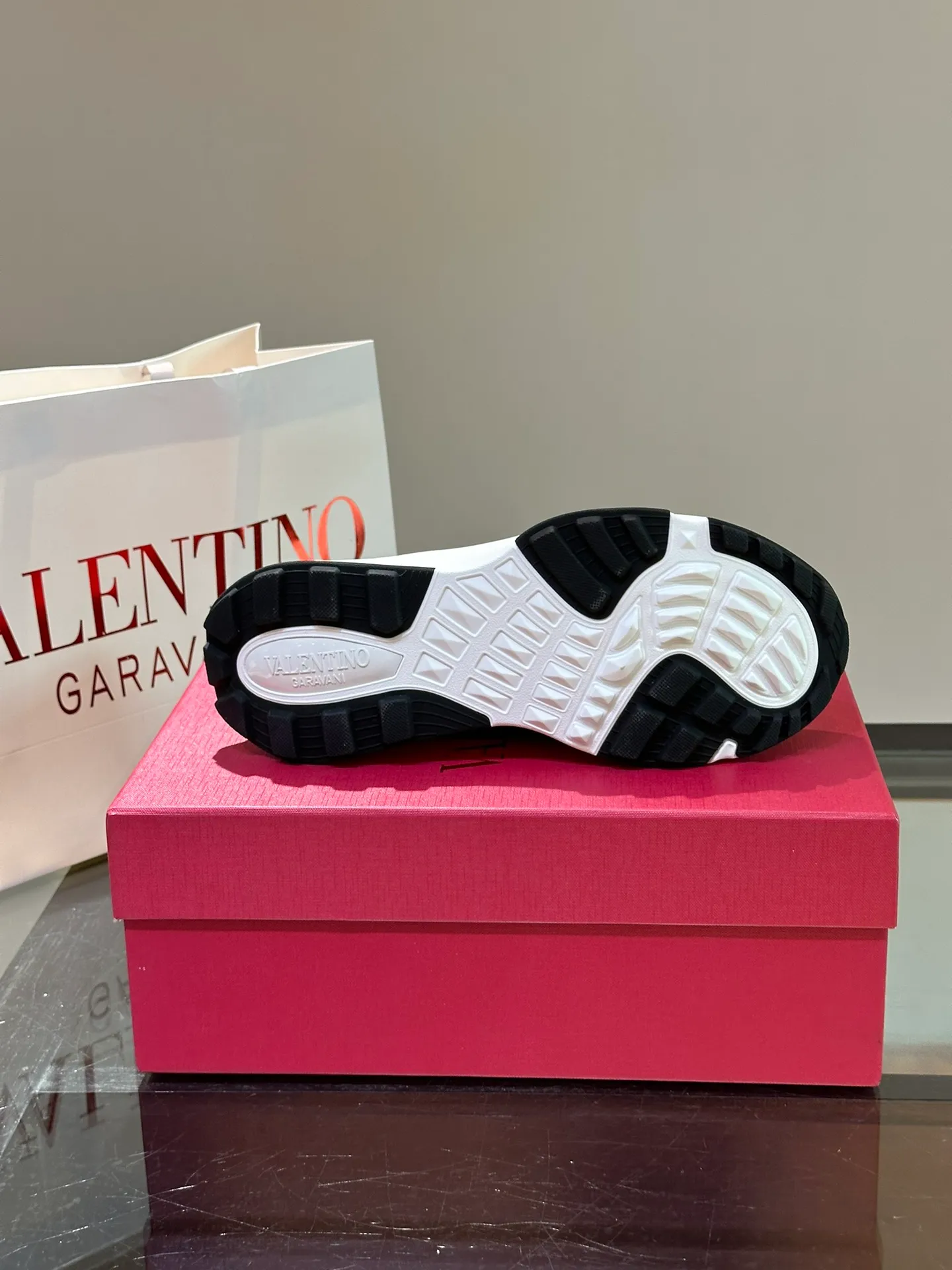 P500¥ Valentino/Valentino GaravaniTotaloopV logo new sports shoes, with leather details, silk screen printing on the tongue, combined with outsole, really easy to wear and very comfortable ~ Comes with 5 cm height increase✔️A must-have pair for fashionable men and beautiful women in summer! Size: 38-46